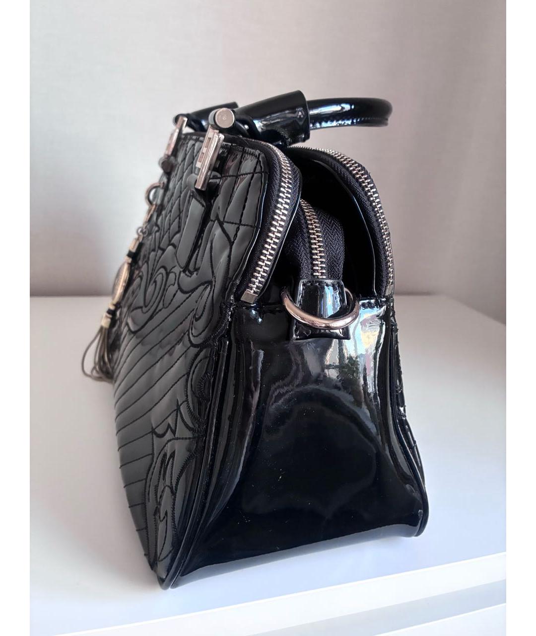 VERSACE Черная сумка с короткими ручками из лакированной кожи, фото 2