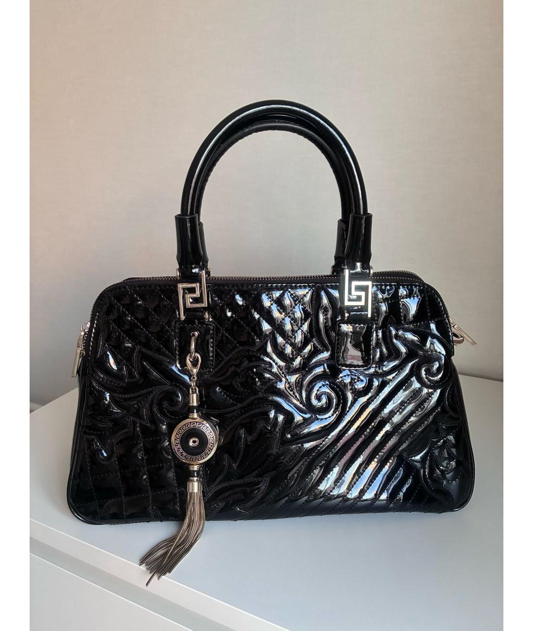 VERSACE Черная сумка с короткими ручками из лакированной кожи, фото 7