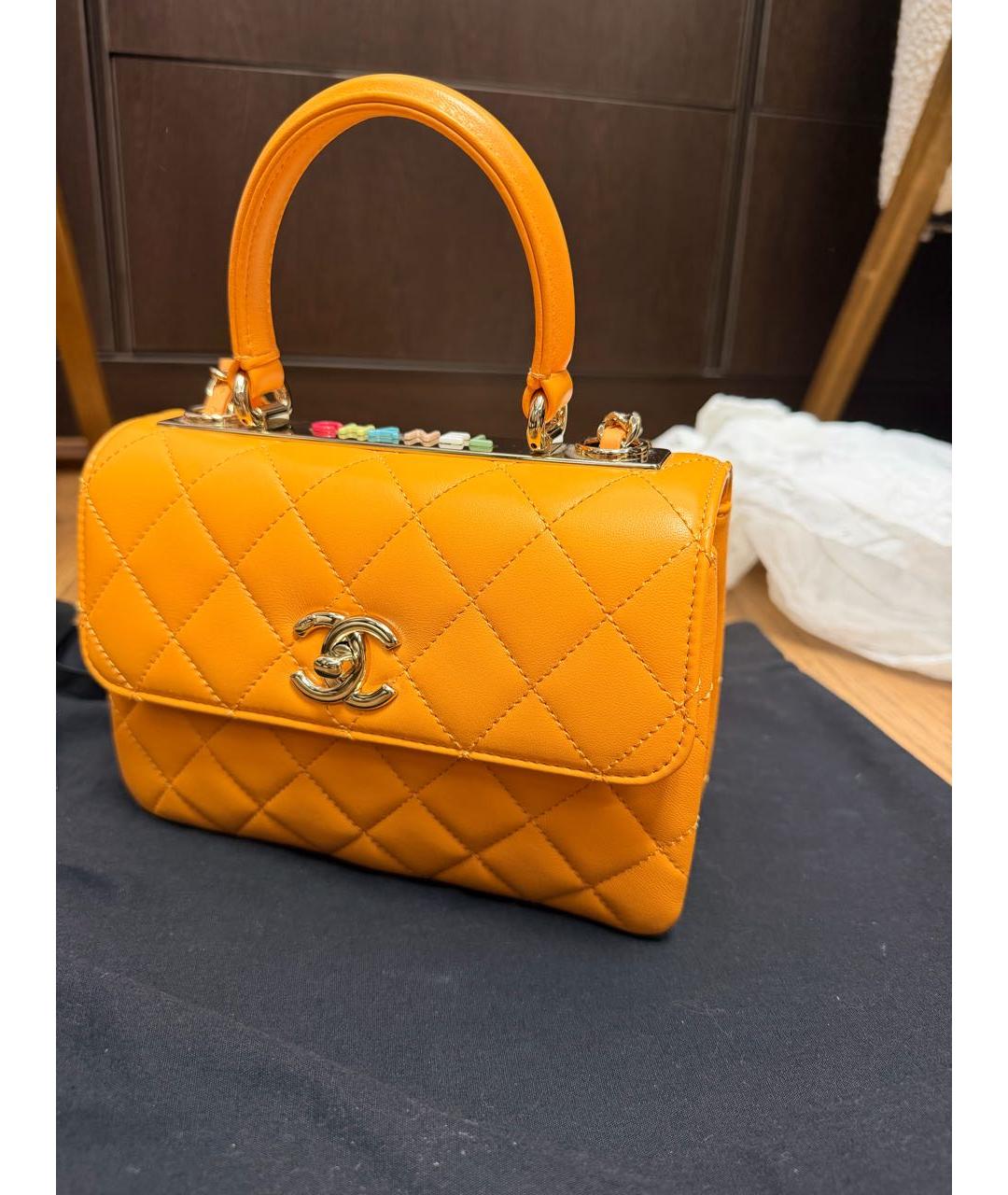 CHANEL Оранжевая кожаная сумка с короткими ручками, фото 2