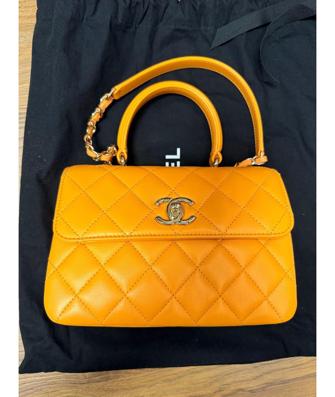 CHANEL Оранжевая кожаная сумка с короткими ручками, фото 5