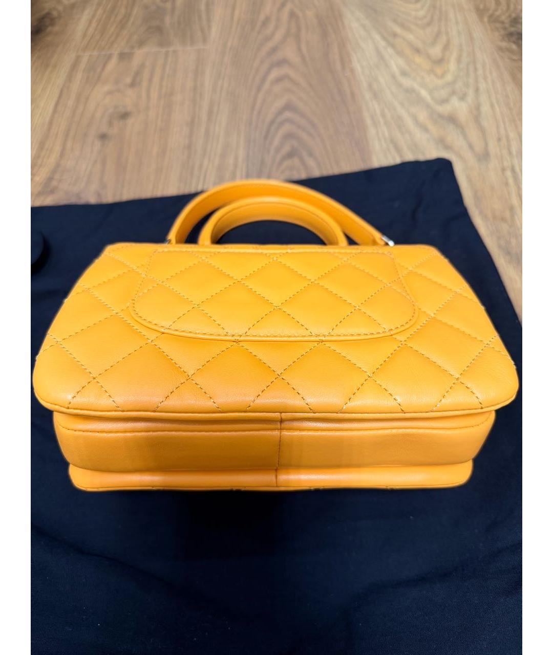 CHANEL Оранжевая кожаная сумка с короткими ручками, фото 6
