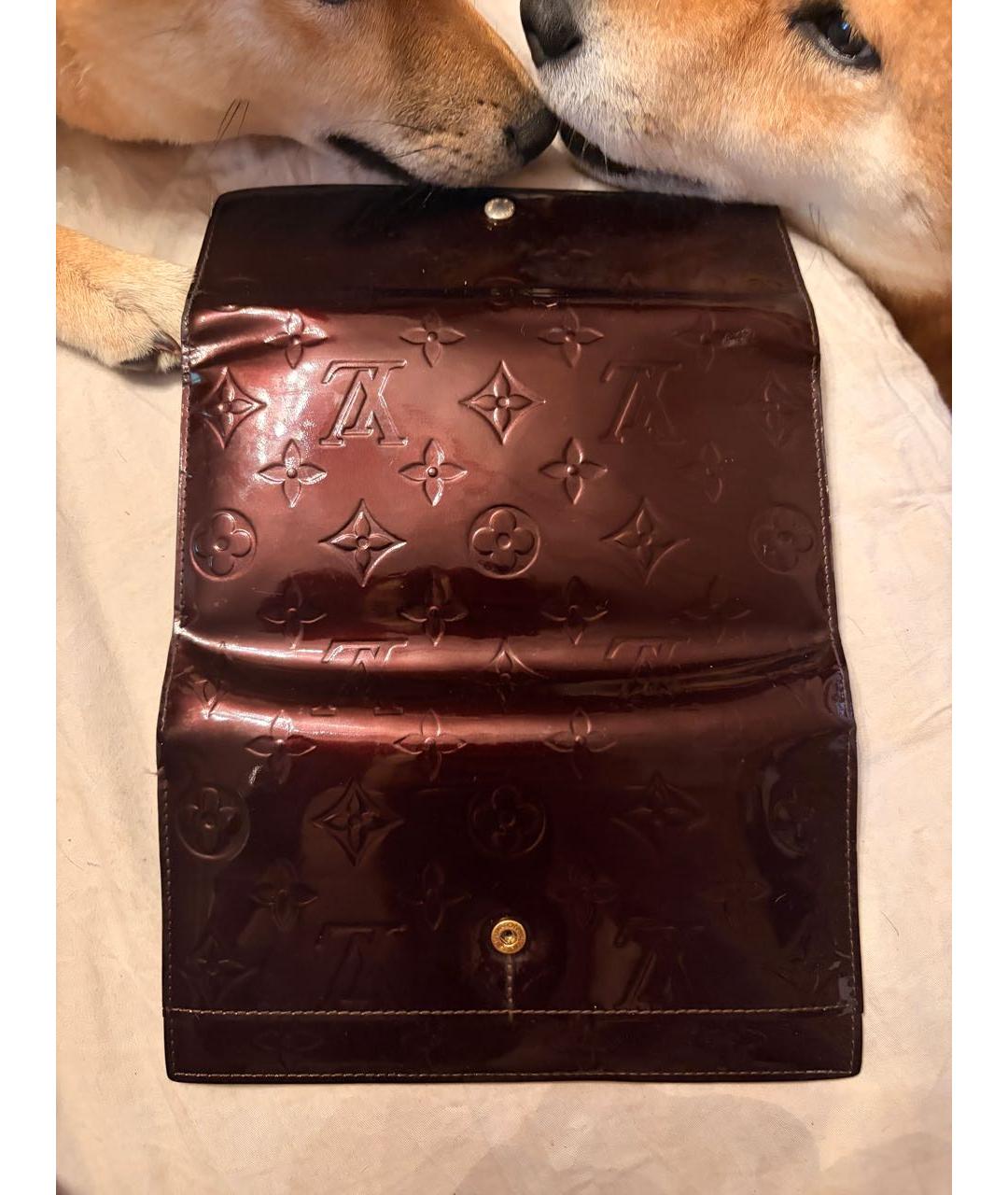 LOUIS VUITTON Бордовый кошелек из лакированной кожи, фото 4