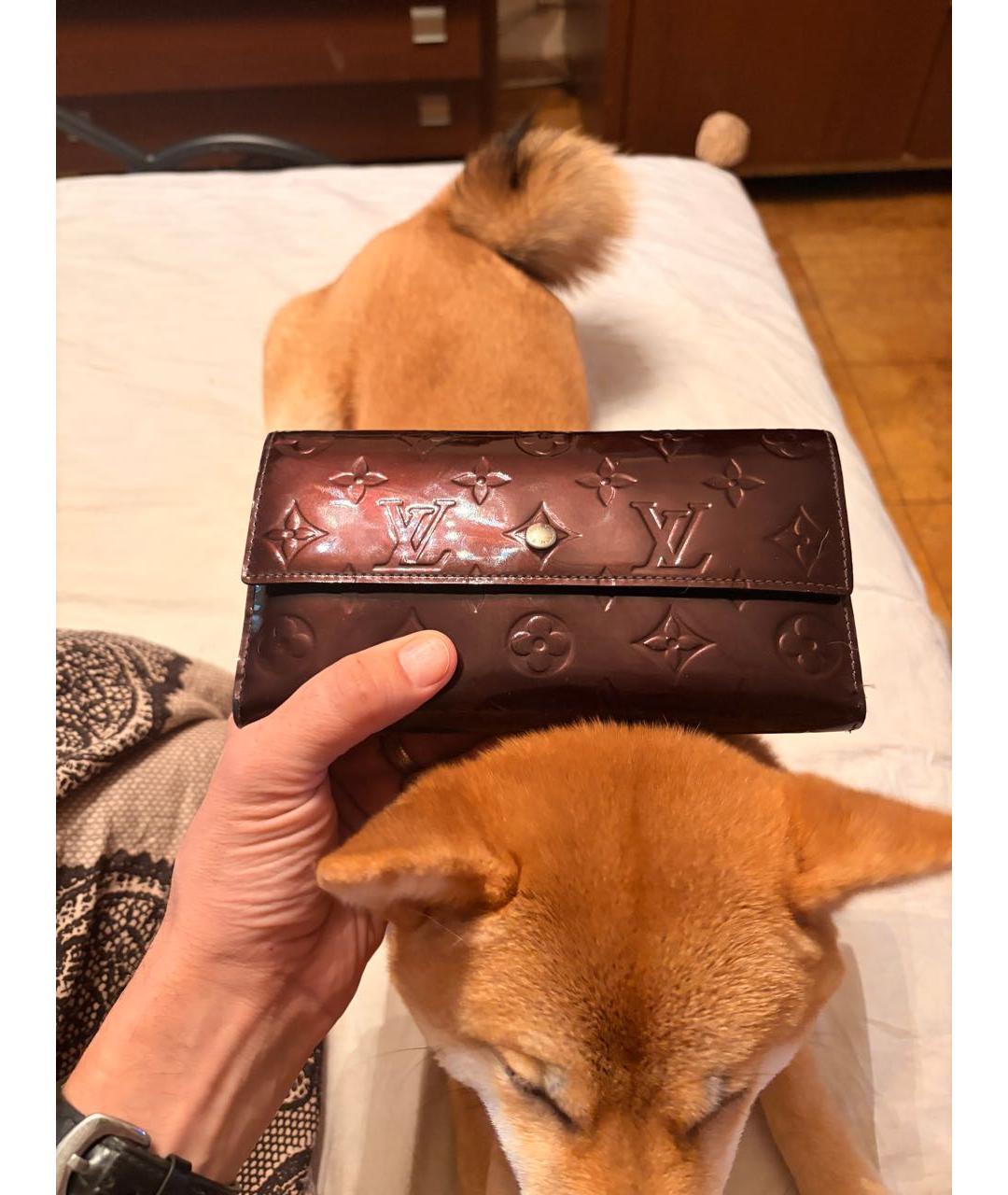 LOUIS VUITTON Бордовый кошелек из лакированной кожи, фото 2