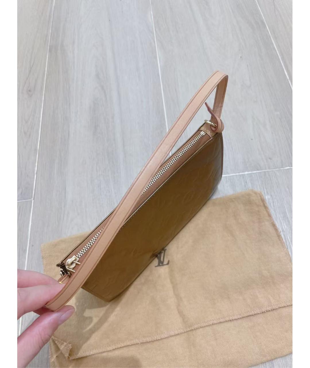 LOUIS VUITTON Горчичная сумка с короткими ручками из лакированной кожи, фото 6