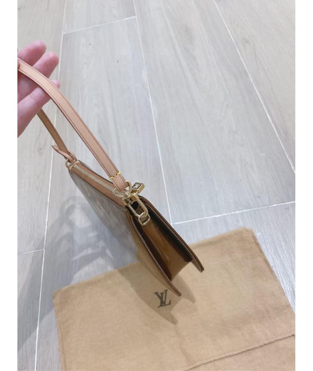 LOUIS VUITTON Горчичная сумка с короткими ручками из лакированной кожи, фото 3