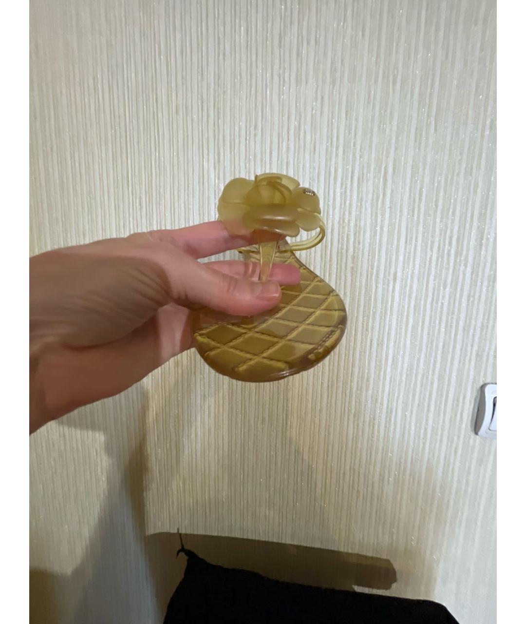 CHANEL Желтые резиновые шлепанцы, фото 3