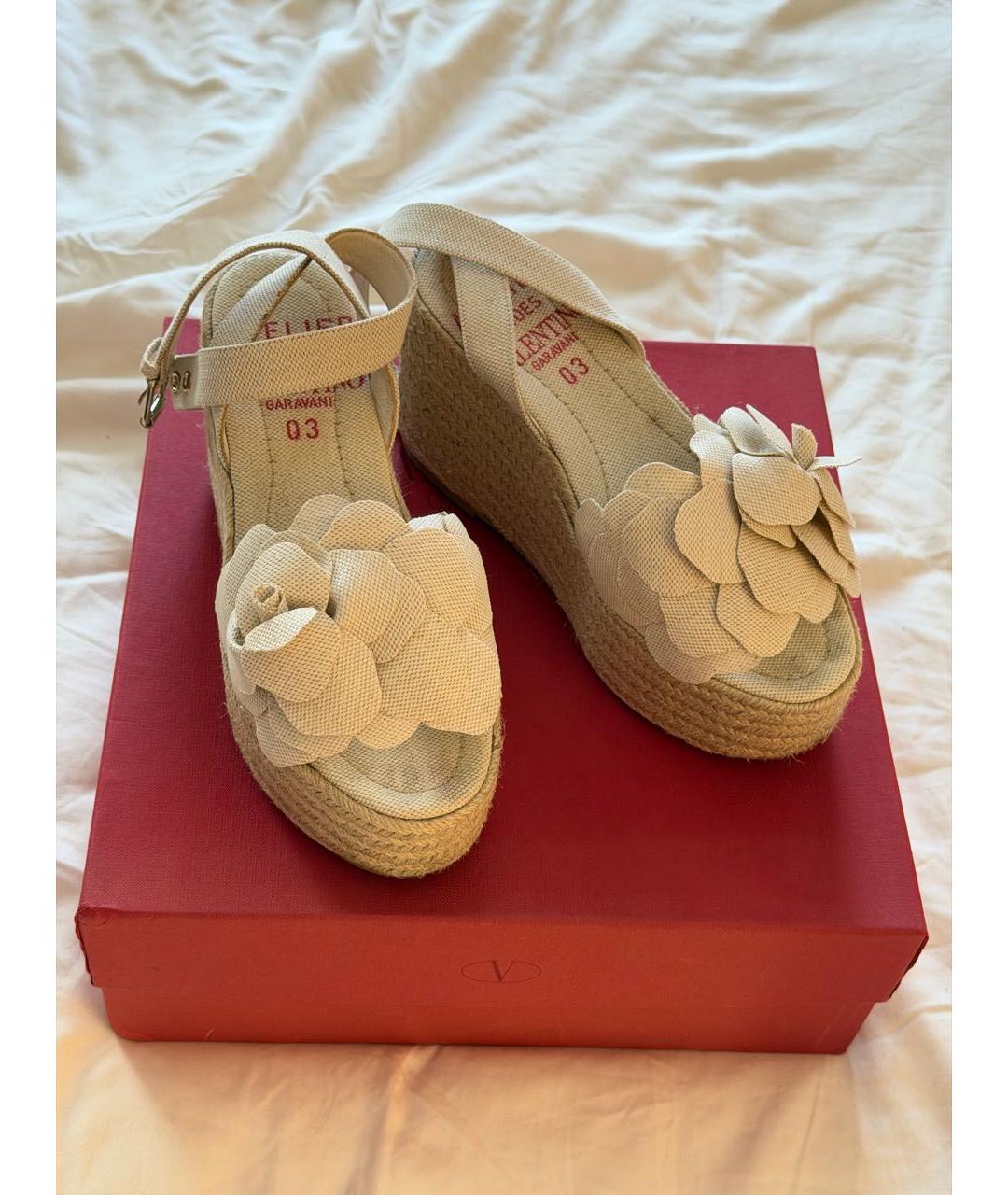 VALENTINO Бежевые текстильные босоножки, фото 4