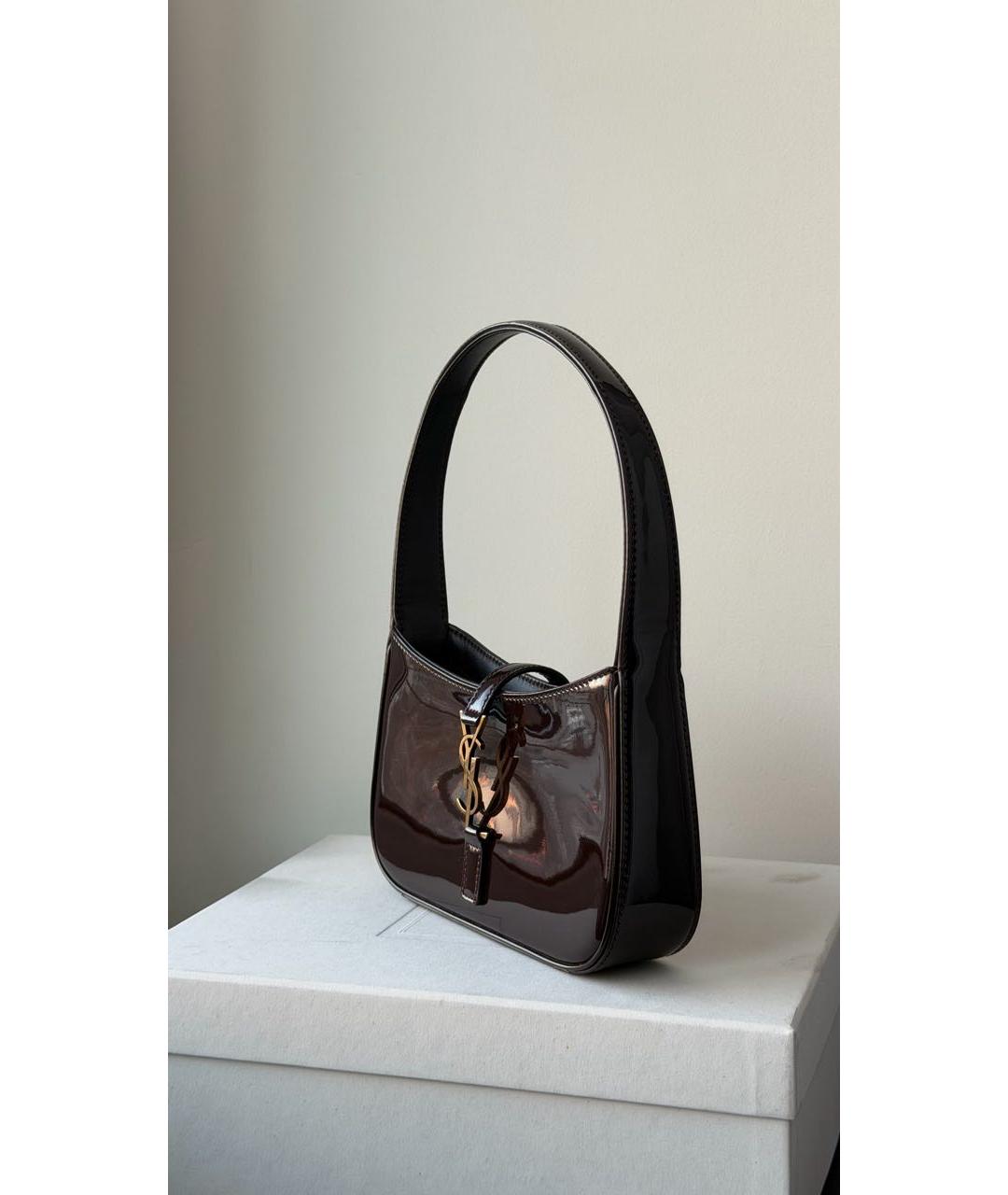SAINT LAURENT Коричневая сумка с короткими ручками из лакированной кожи, фото 3