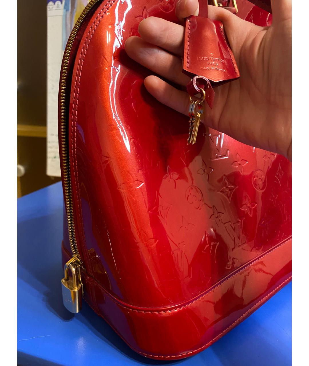 LOUIS VUITTON Красная сумка тоут из лакированной кожи, фото 8