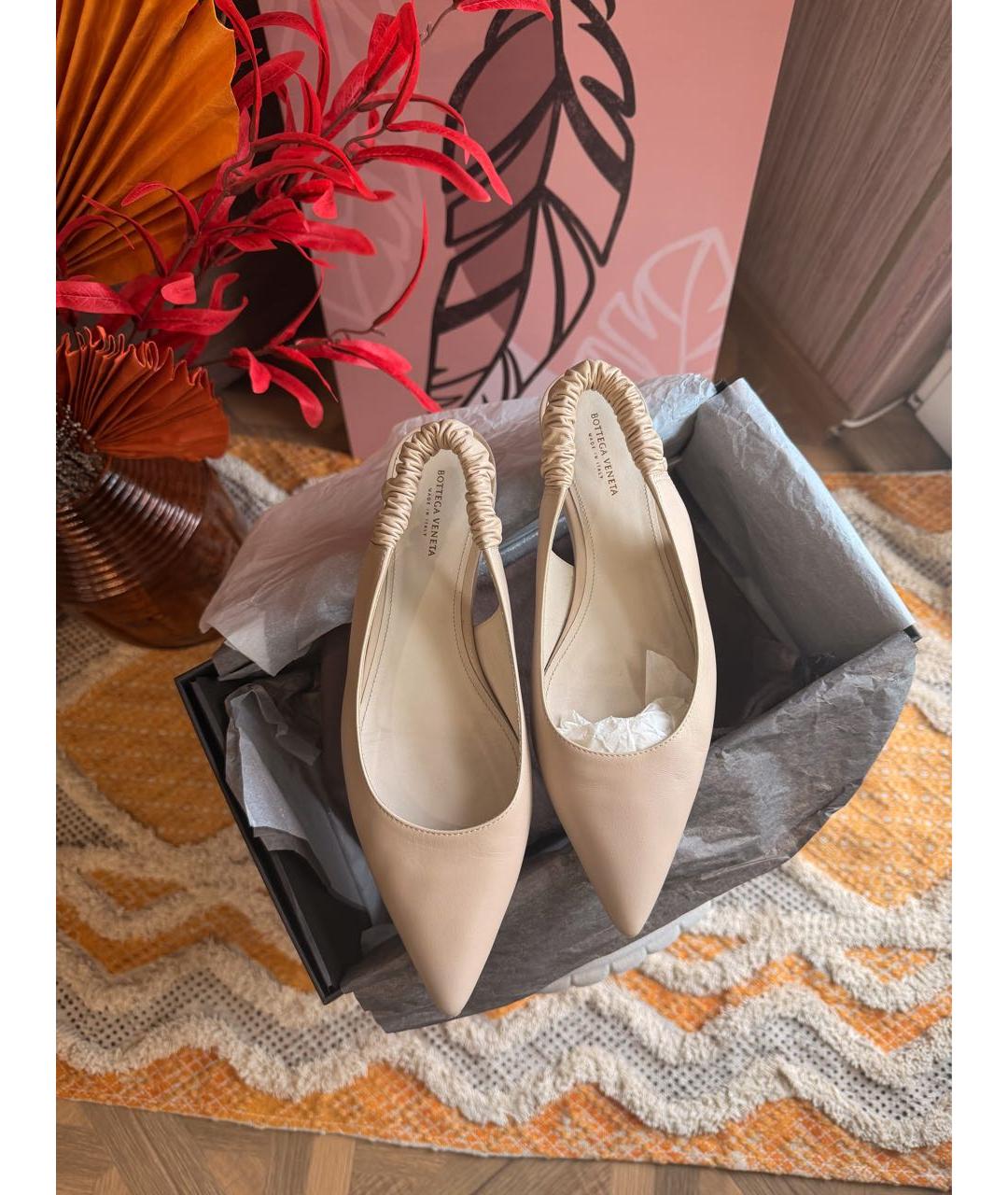 BOTTEGA VENETA Бежевые кожаные балетки, фото 2