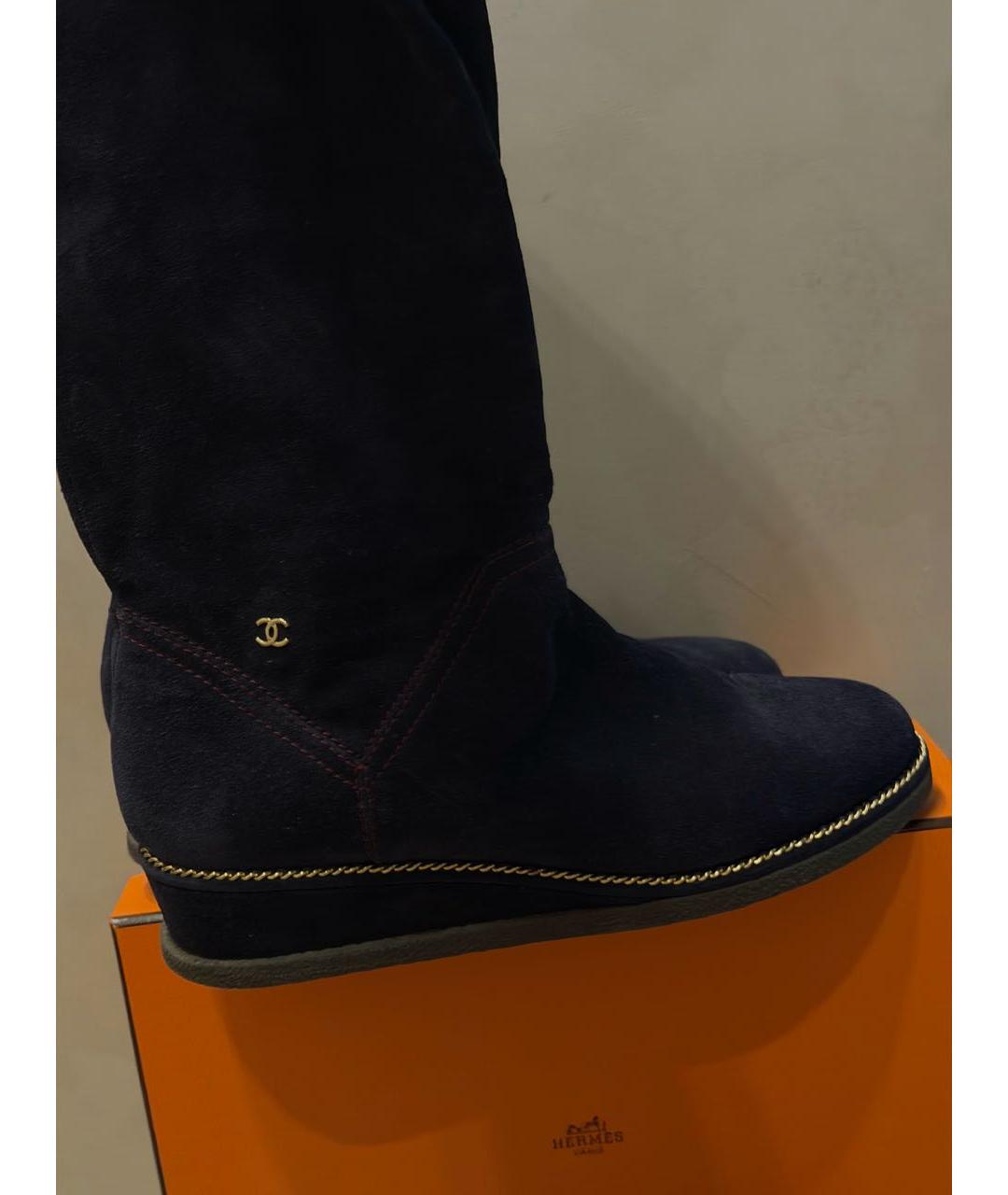 CHANEL Темно-синие замшевые сапоги, фото 4