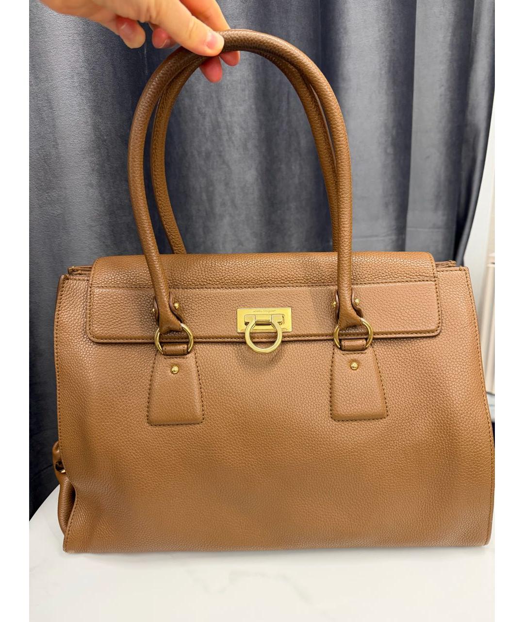 FERRAGAMO Горчичная кожаная сумка с короткими ручками, фото 9