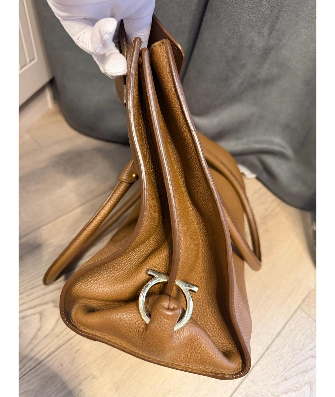 FERRAGAMO Горчичная кожаная сумка с короткими ручками, фото 8