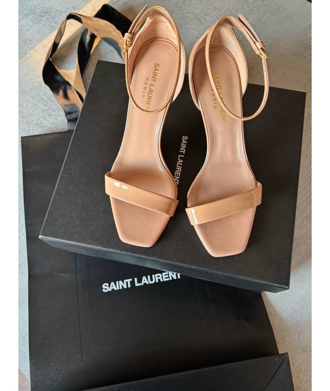 SAINT LAURENT Бежевые босоножки из лакированной кожи, фото 4