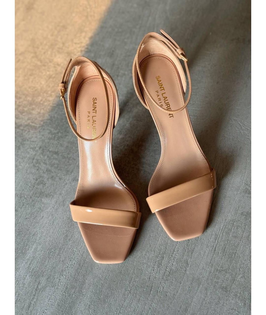 SAINT LAURENT Бежевые босоножки из лакированной кожи, фото 2