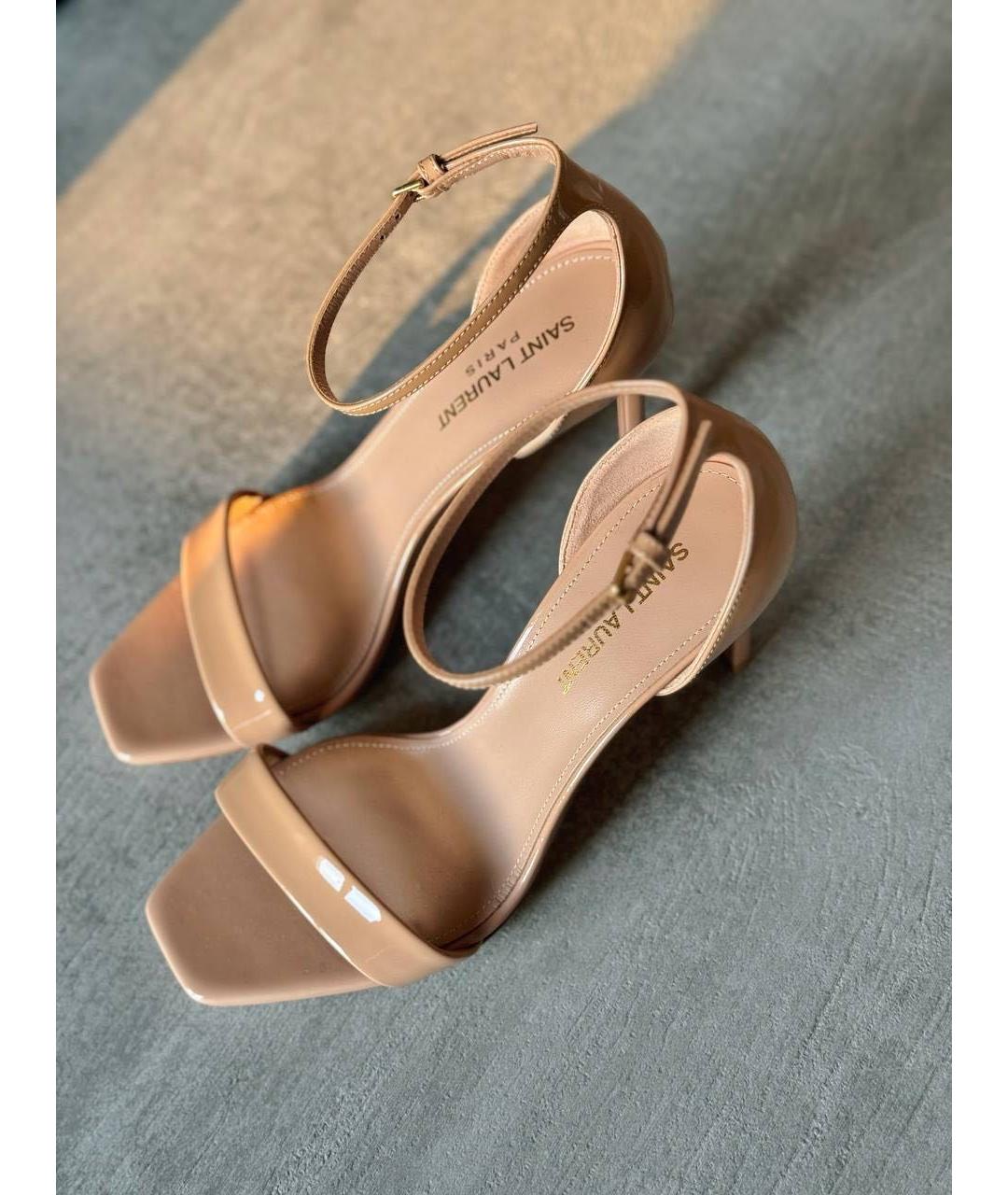 SAINT LAURENT Бежевые босоножки из лакированной кожи, фото 3