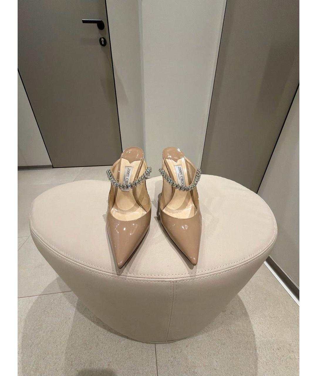 JIMMY CHOO Бежевые мюли из лакированной кожи, фото 2