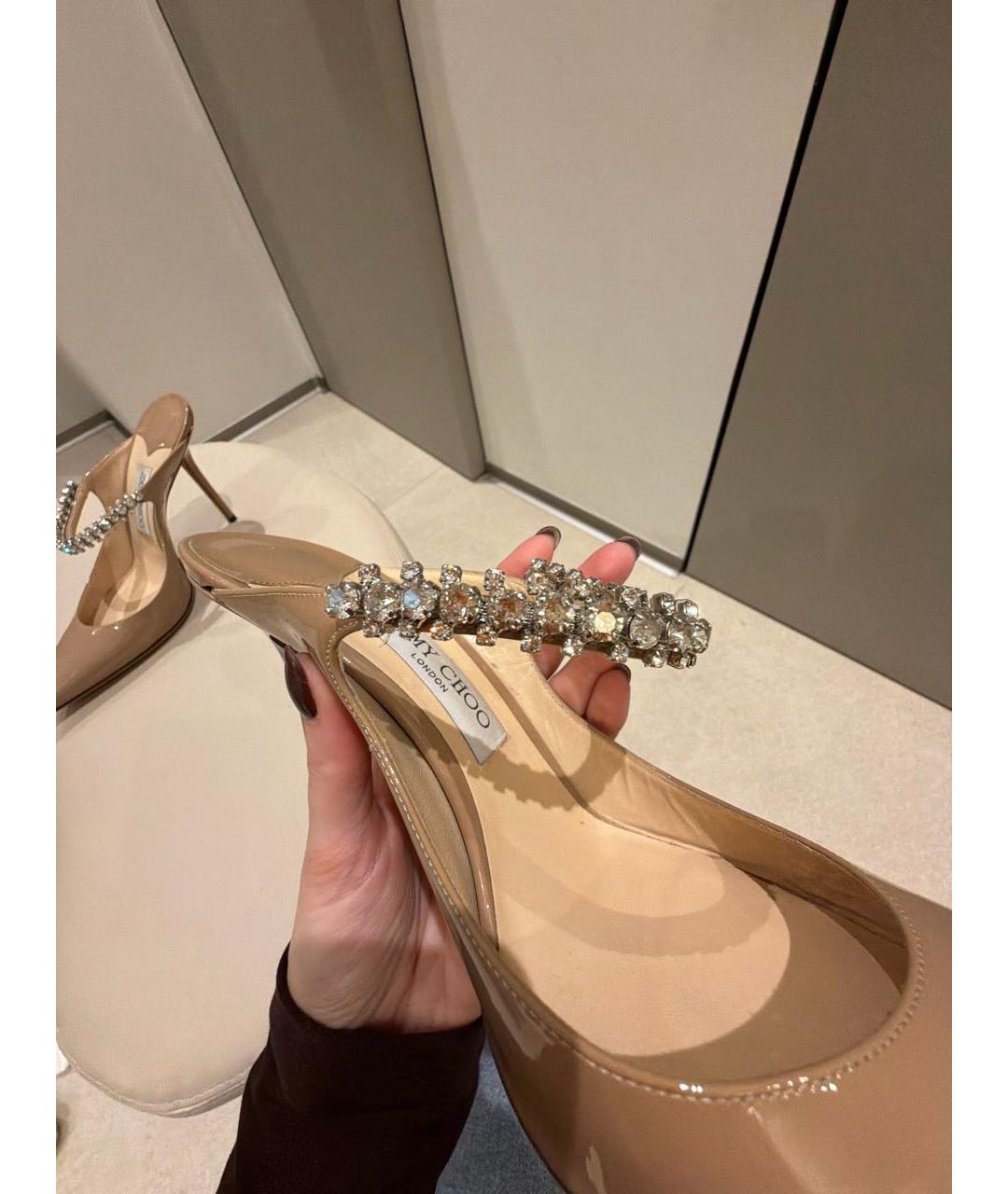 JIMMY CHOO Бежевые мюли из лакированной кожи, фото 6