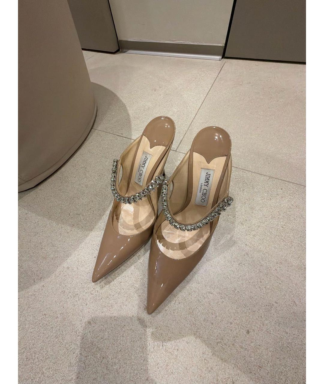 JIMMY CHOO Бежевые мюли из лакированной кожи, фото 8