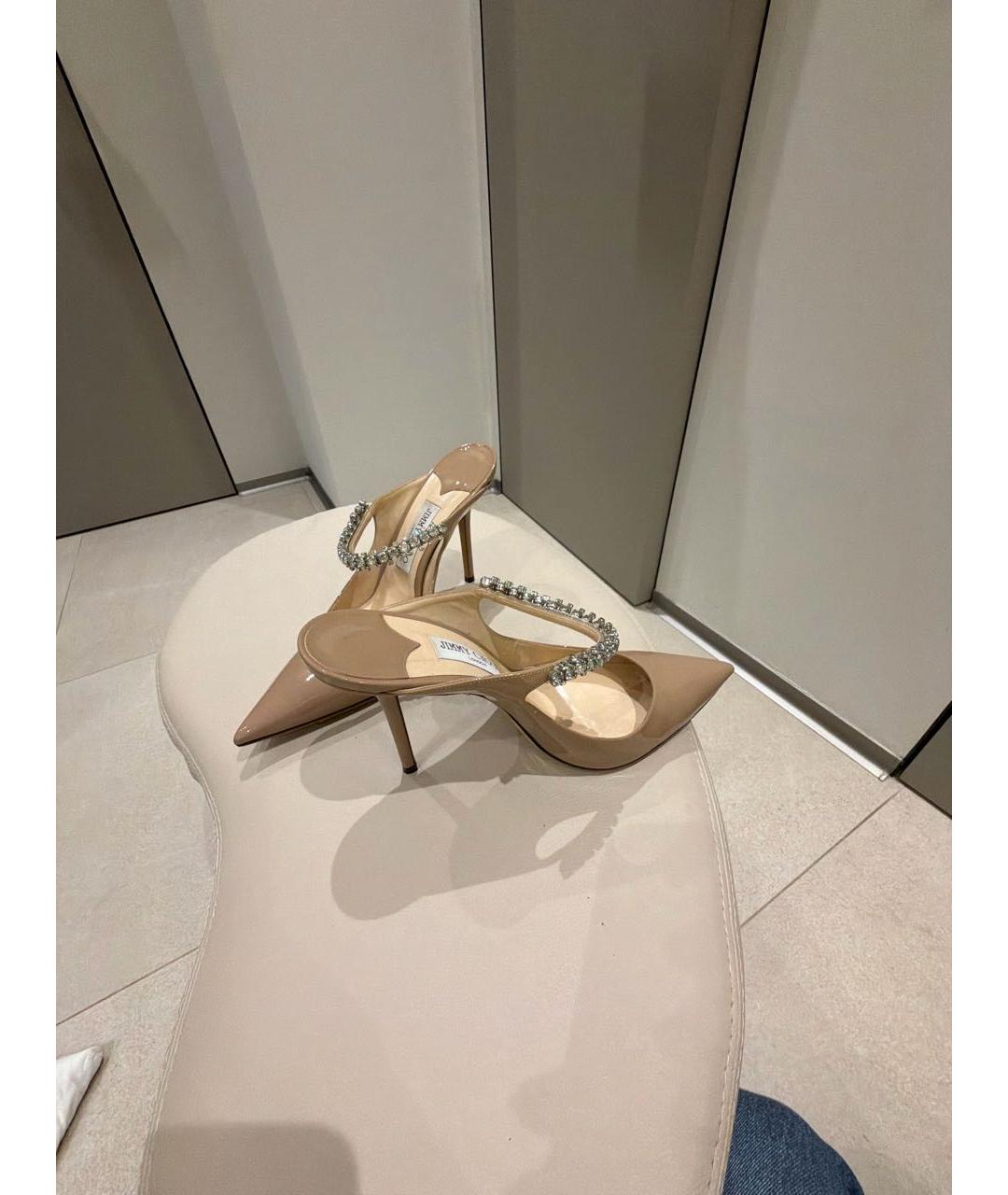 JIMMY CHOO Бежевые мюли из лакированной кожи, фото 5