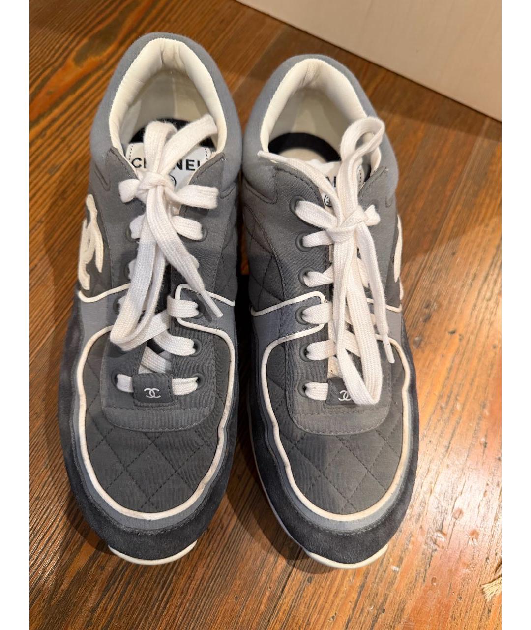 CHANEL Антрацитовые замшевые кроссовки, фото 2