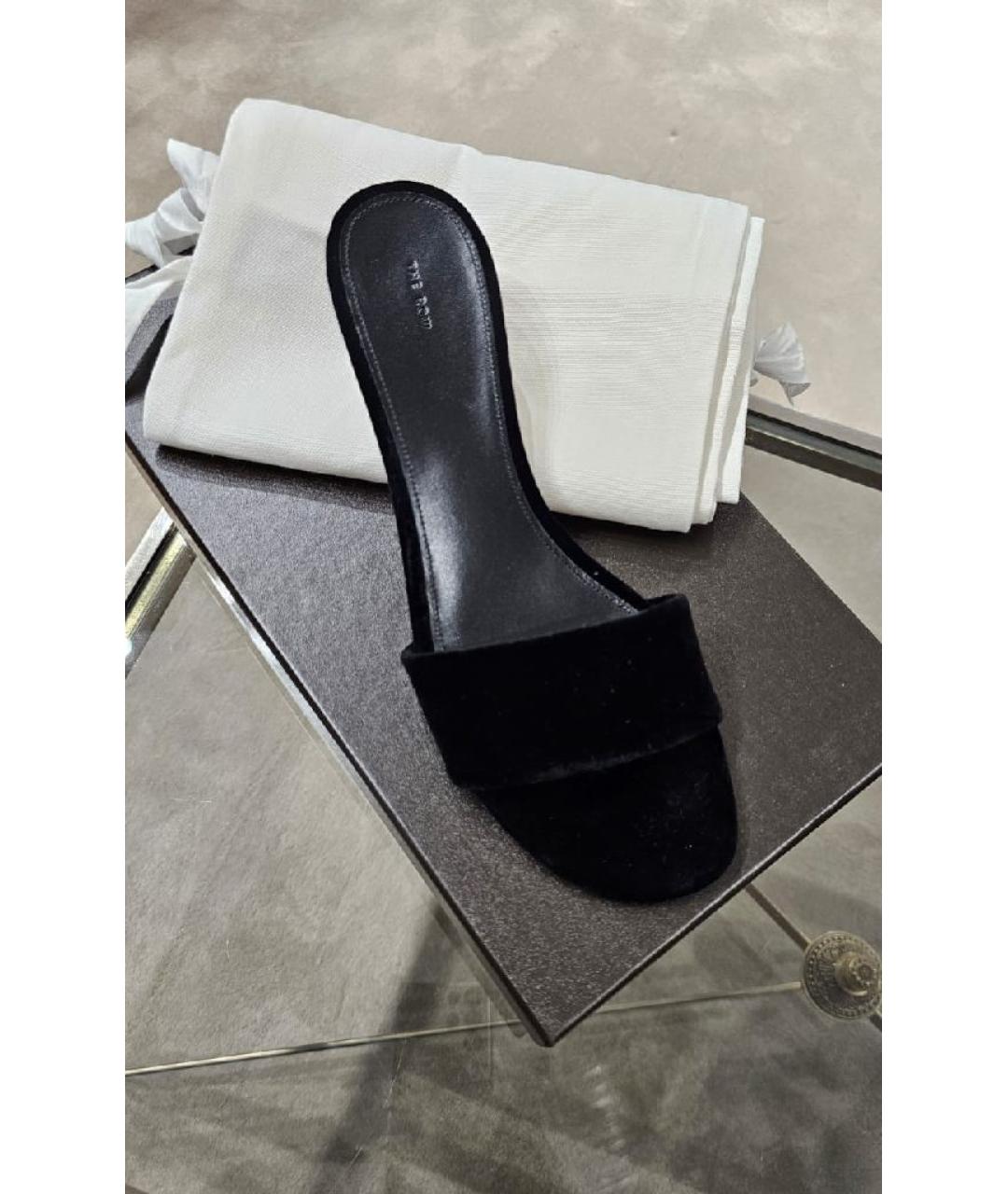 THE ROW Черные замшевые мюли, фото 5