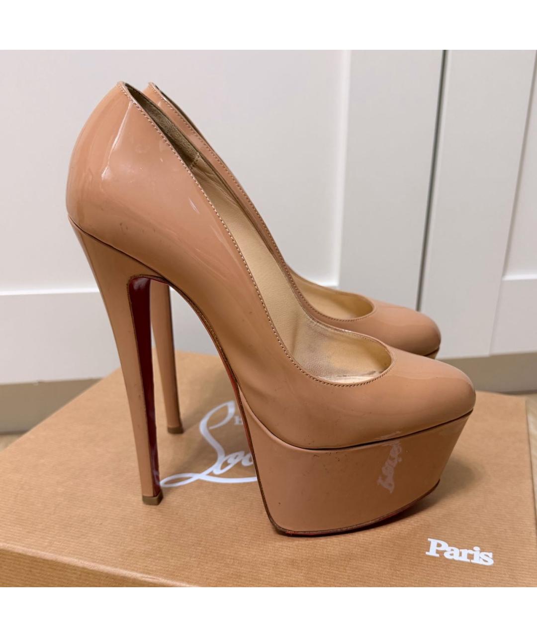 CHRISTIAN LOUBOUTIN Бежевые туфли из лакированной кожи, фото 7