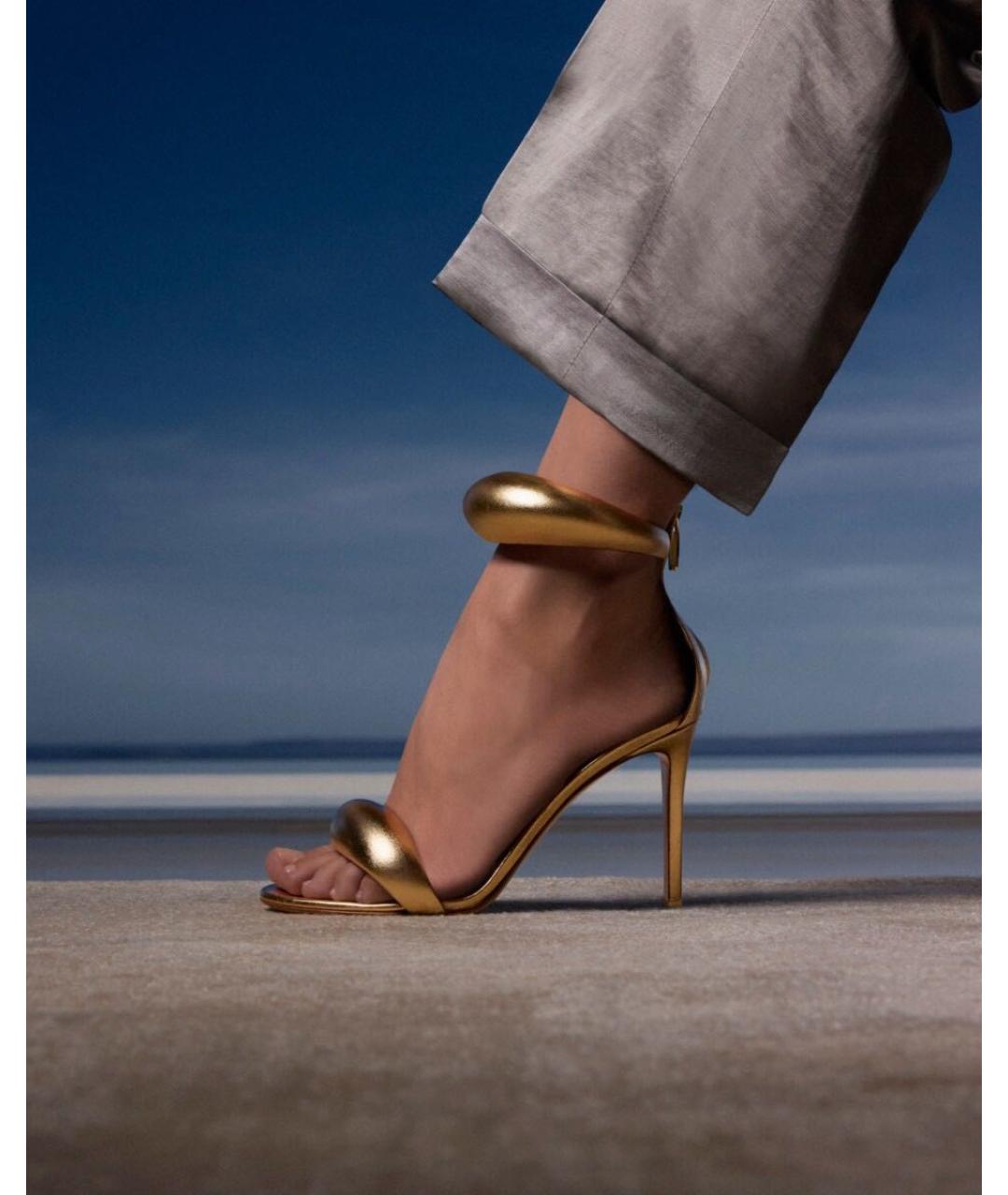 GIANVITO ROSSI Золотые кожаные босоножки, фото 5