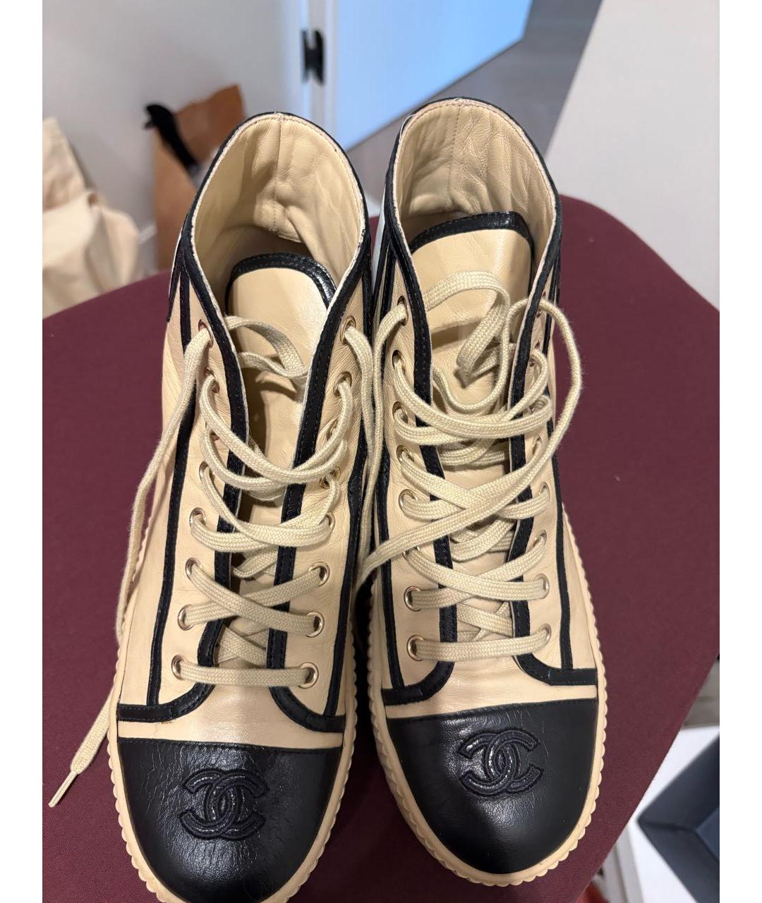 CHANEL Бежевые кожаные кроссовки, фото 2