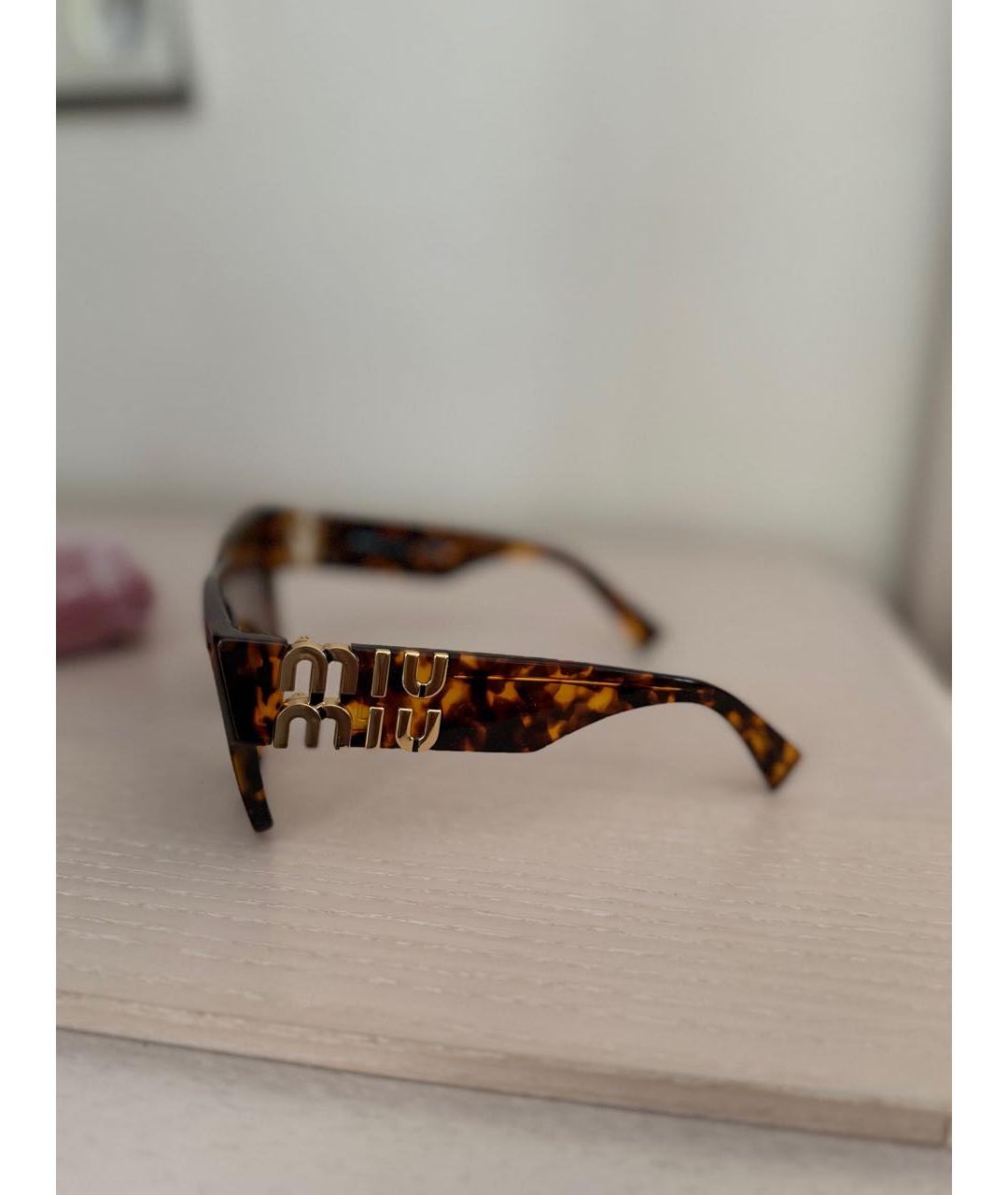 MIU MIU Коричневые пластиковые солнцезащитные очки, фото 2