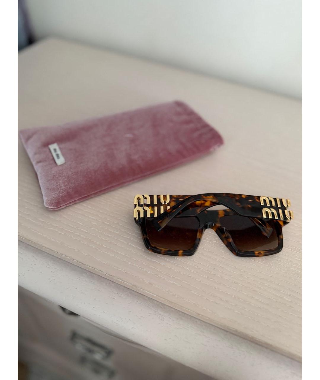 MIU MIU Коричневые пластиковые солнцезащитные очки, фото 4