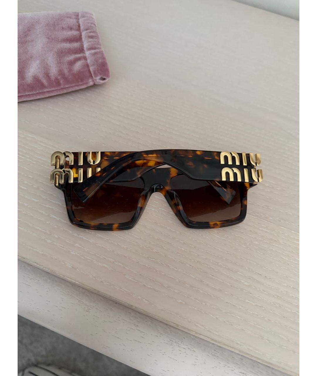 MIU MIU Коричневые пластиковые солнцезащитные очки, фото 3