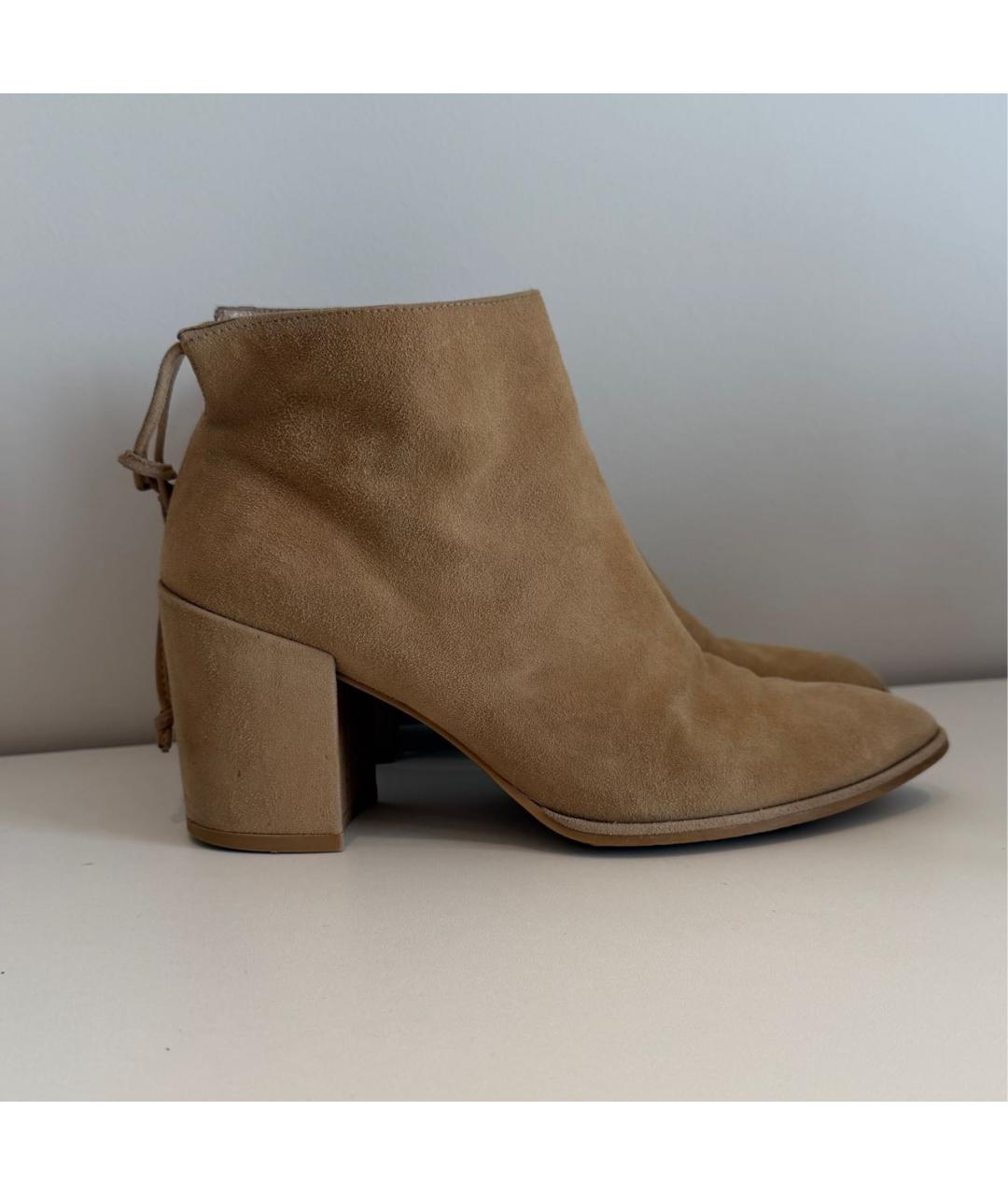STUART WEITZMAN Бежевые замшевые ботильоны, фото 4