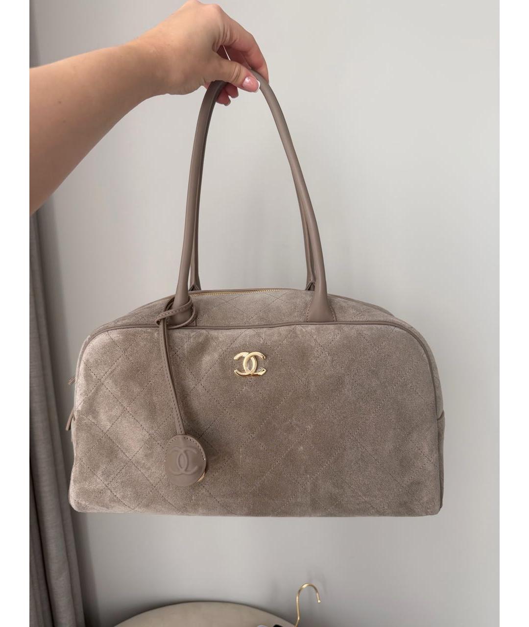 CHANEL Бежевая замшевая сумка с короткими ручками, фото 2