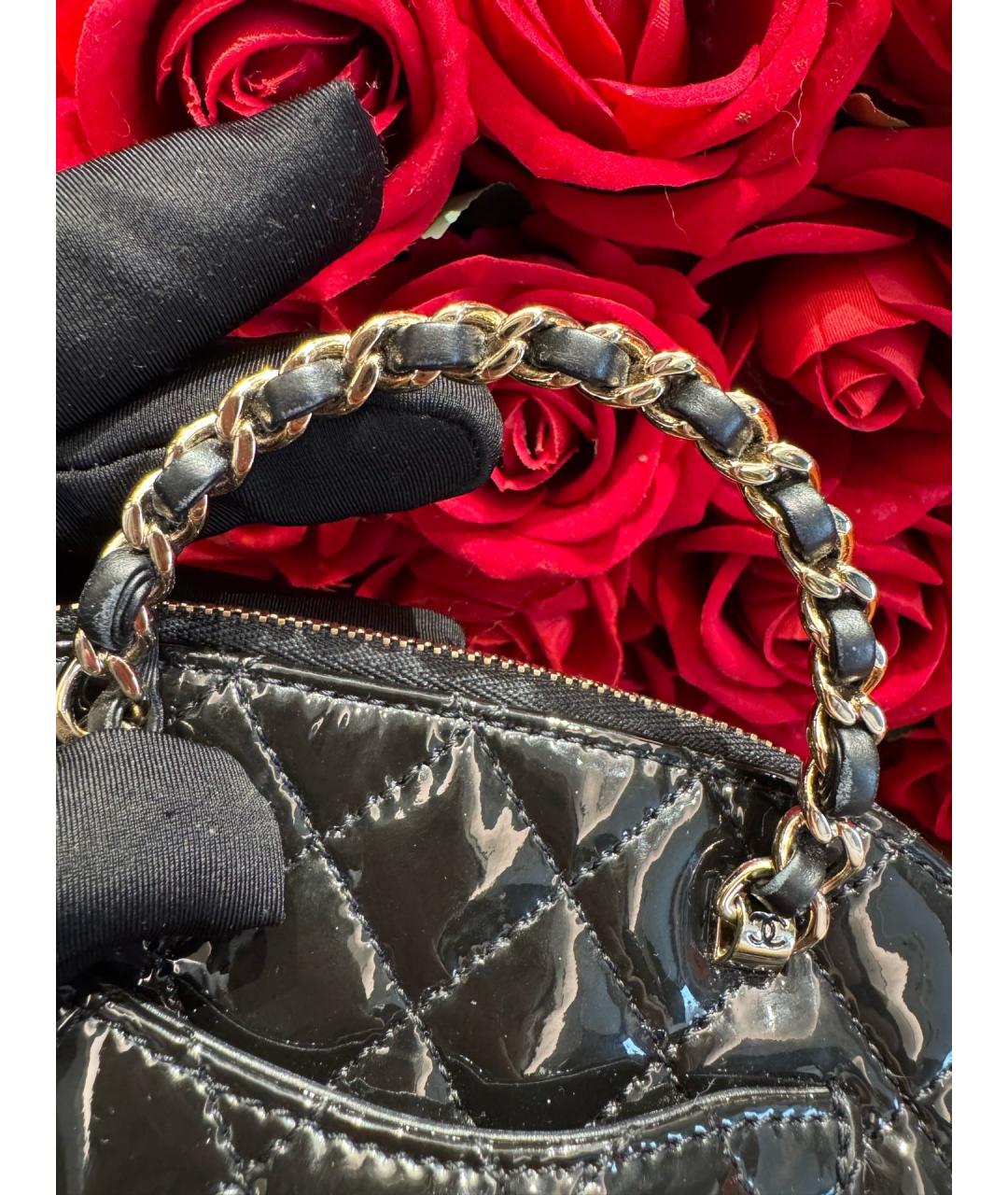 CHANEL Черная сумка с короткими ручками из лакированной кожи, фото 3