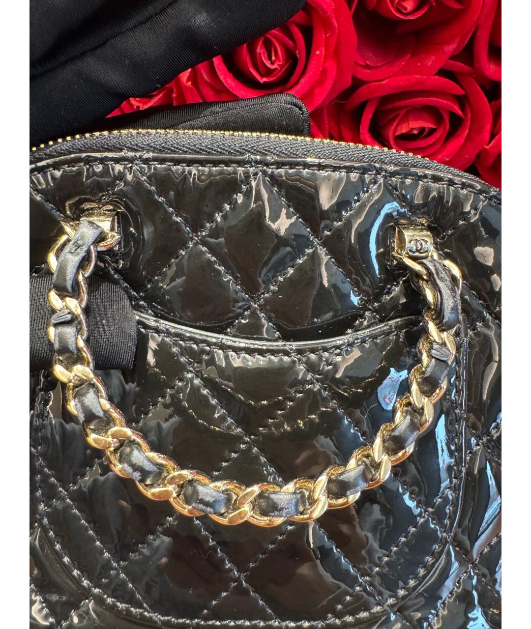 CHANEL Черная сумка с короткими ручками из лакированной кожи, фото 4