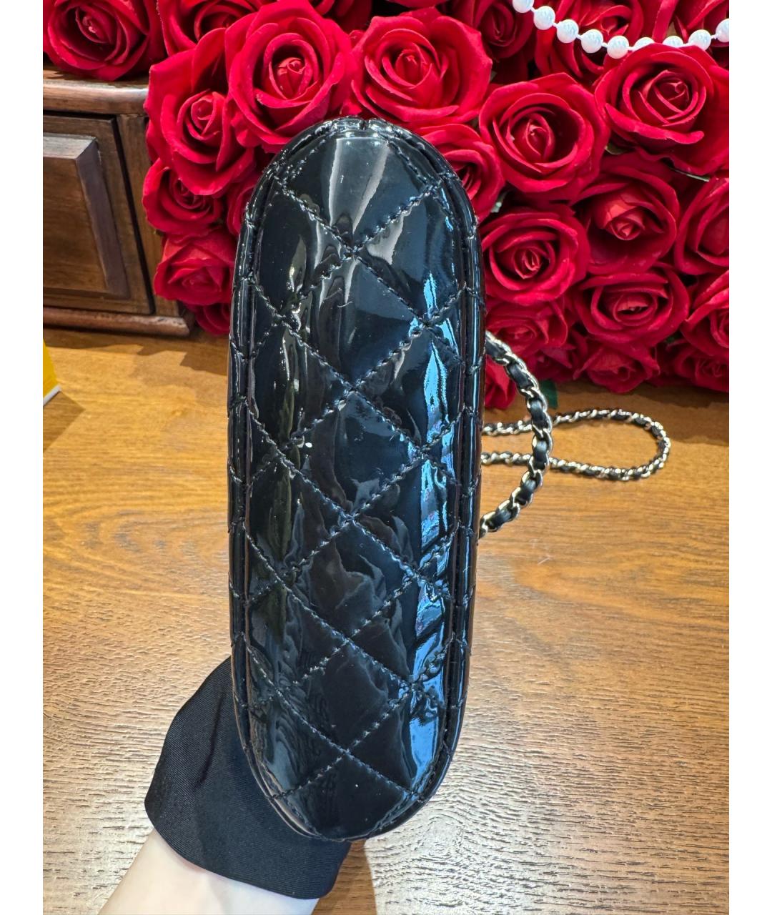 CHANEL Черная сумка с короткими ручками из лакированной кожи, фото 5