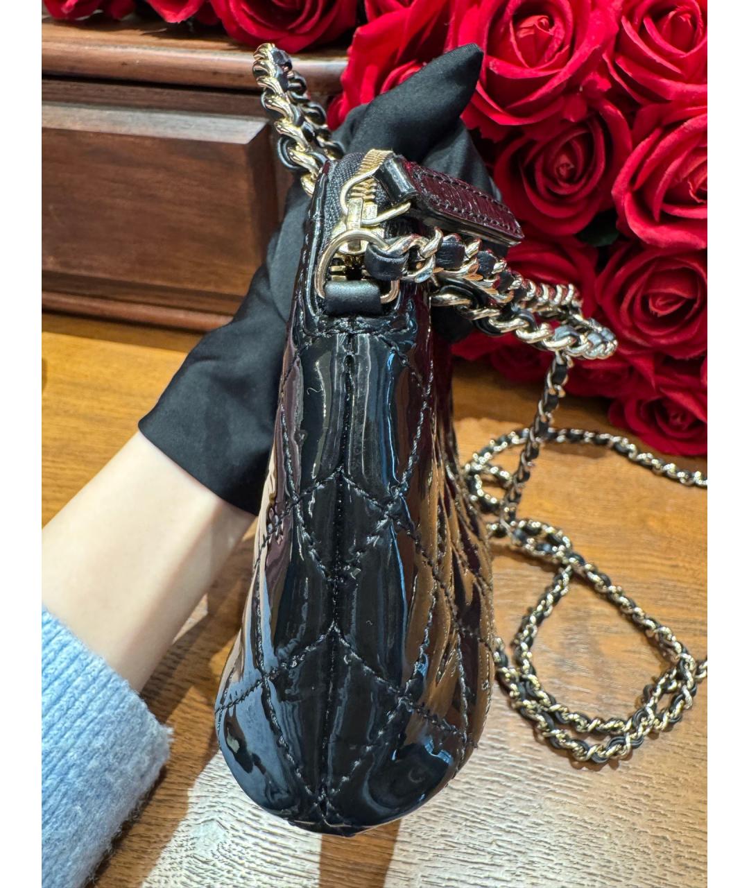 CHANEL Черная сумка с короткими ручками из лакированной кожи, фото 7