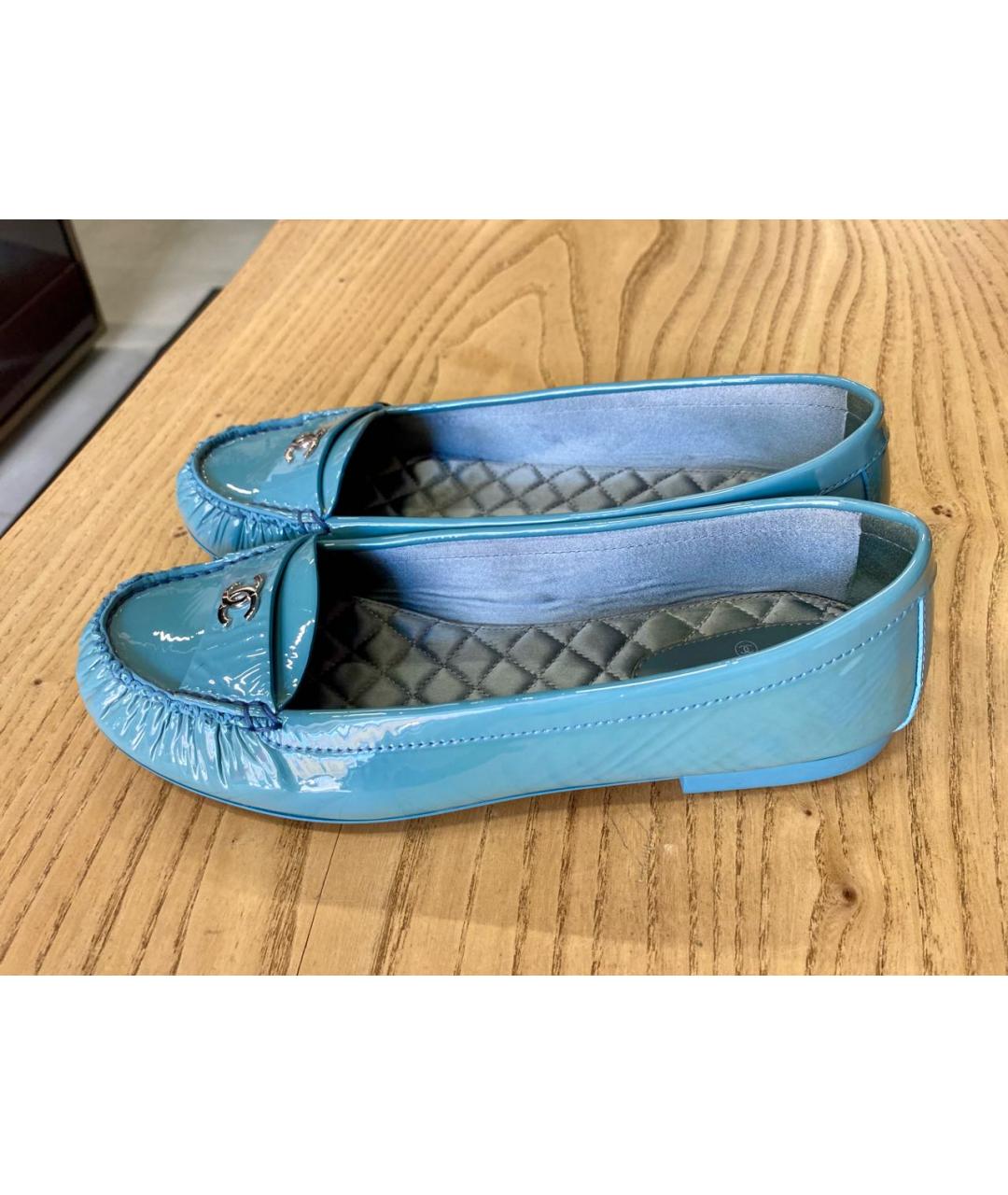 CHANEL Бирюзовые мокасины из лакированной кожи, фото 2