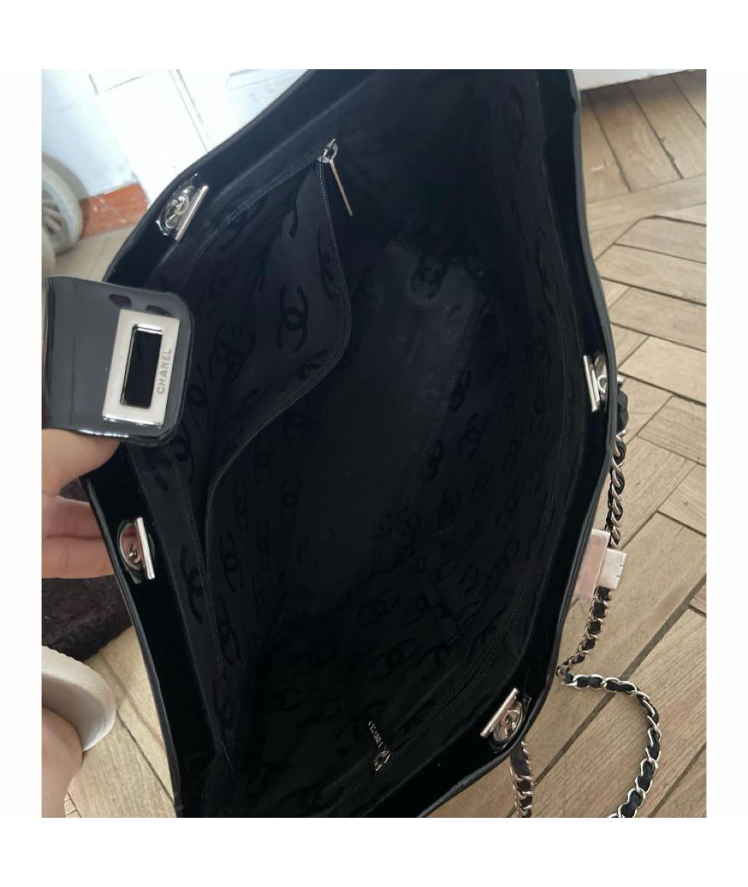 CHANEL Черная сумка тоут из лакированной кожи, фото 4