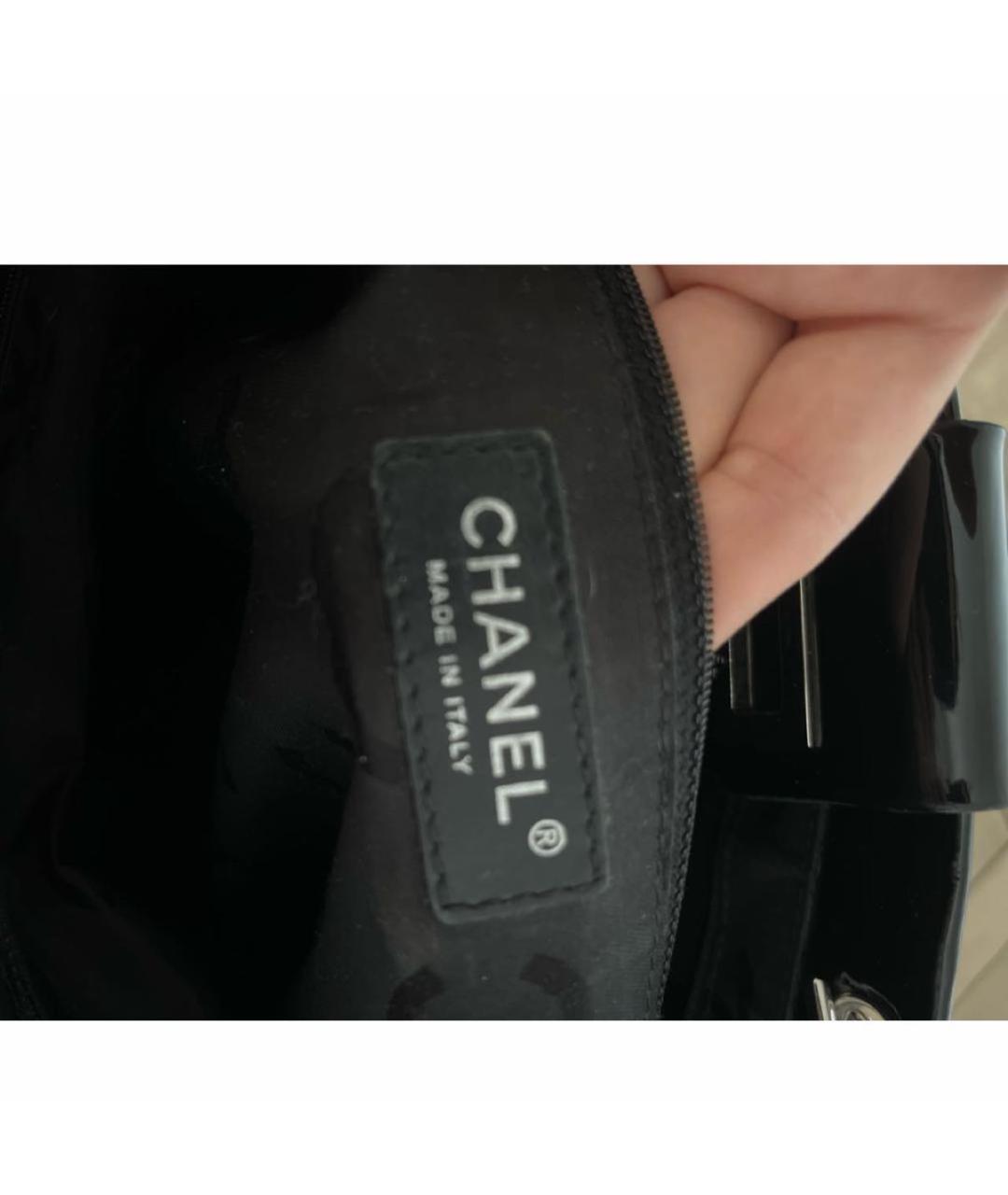 CHANEL Черная сумка тоут из лакированной кожи, фото 6