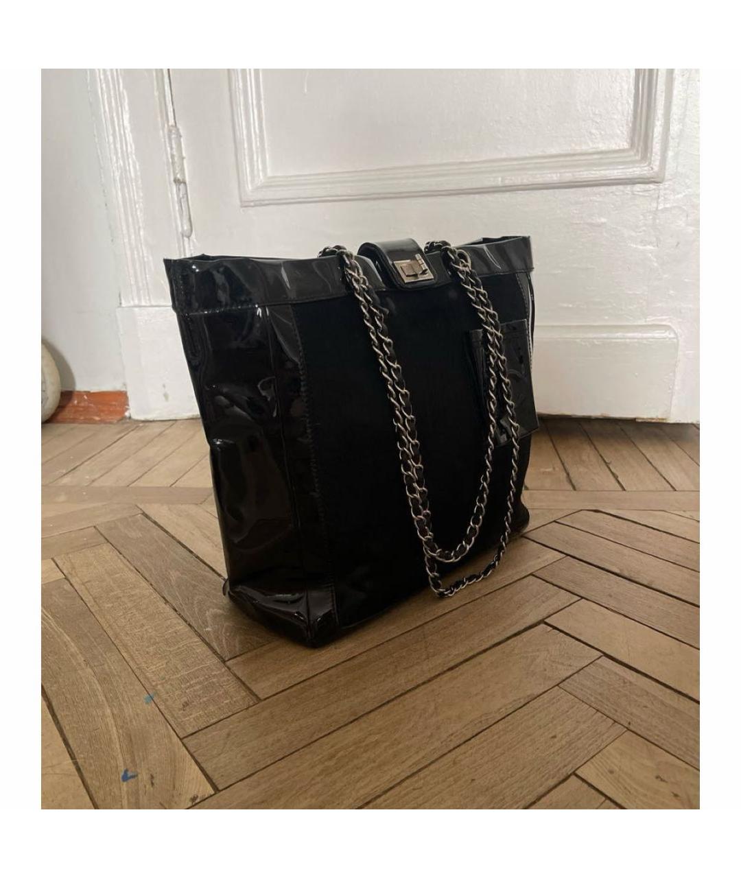 CHANEL Черная сумка тоут из лакированной кожи, фото 2