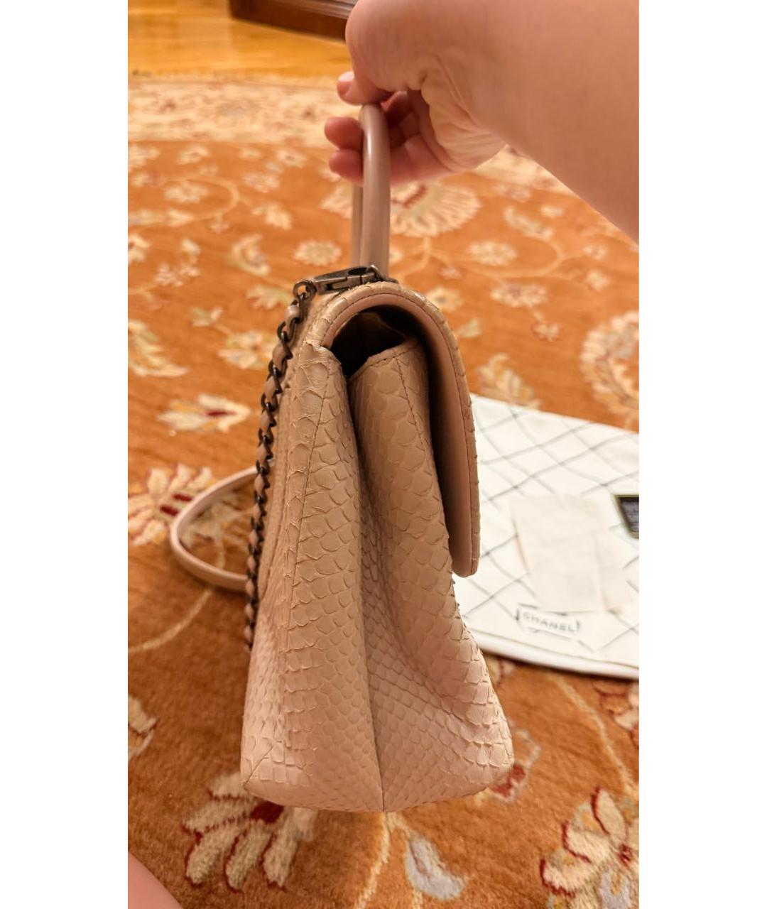 CHANEL Розовая сумка с короткими ручками из экзотической кожи, фото 2