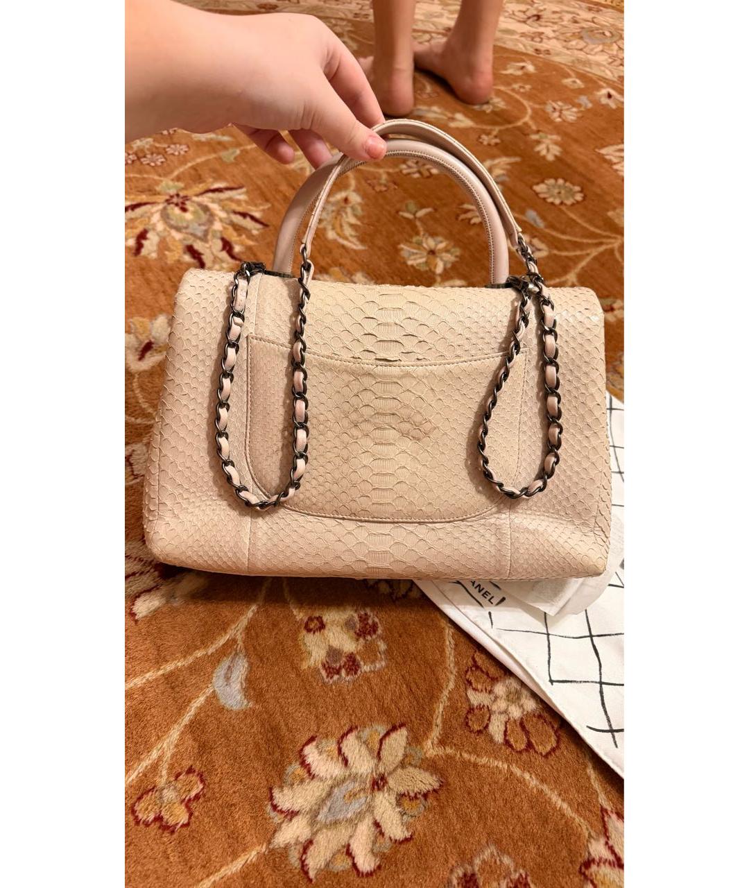 CHANEL Розовая сумка с короткими ручками из экзотической кожи, фото 3