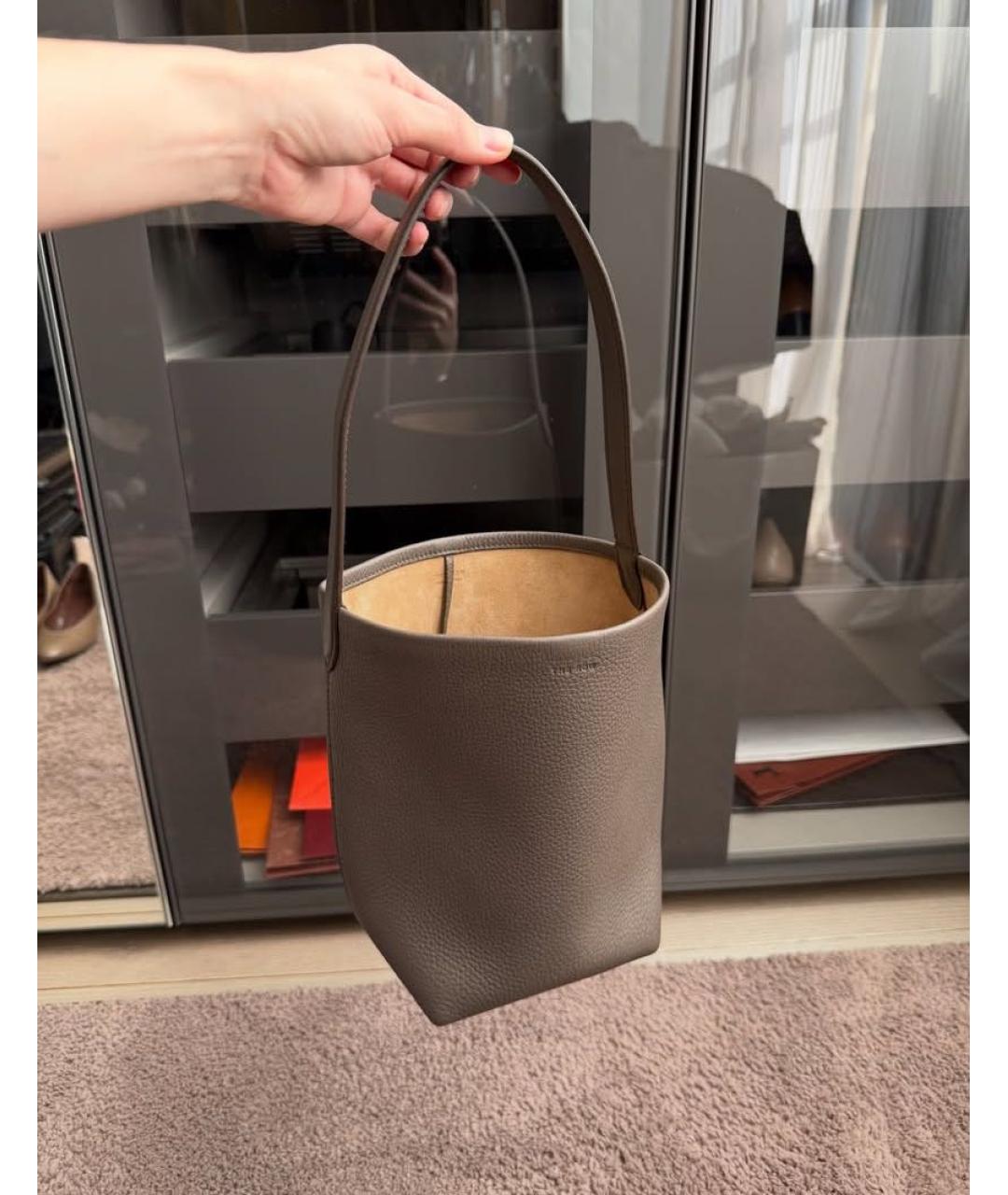 THE ROW Бежевая кожаная сумка тоут, фото 4