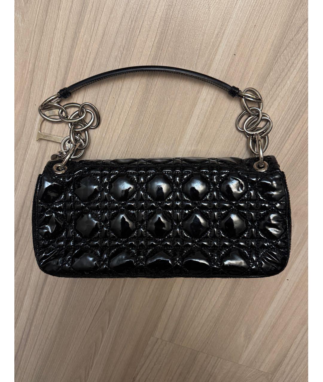 CHRISTIAN DIOR Черная сумка через плечо из лакированной кожи, фото 2