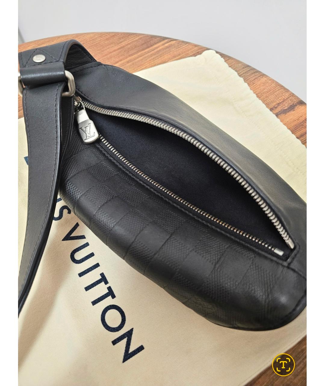 LOUIS VUITTON Черная кожаная поясная сумка, фото 7