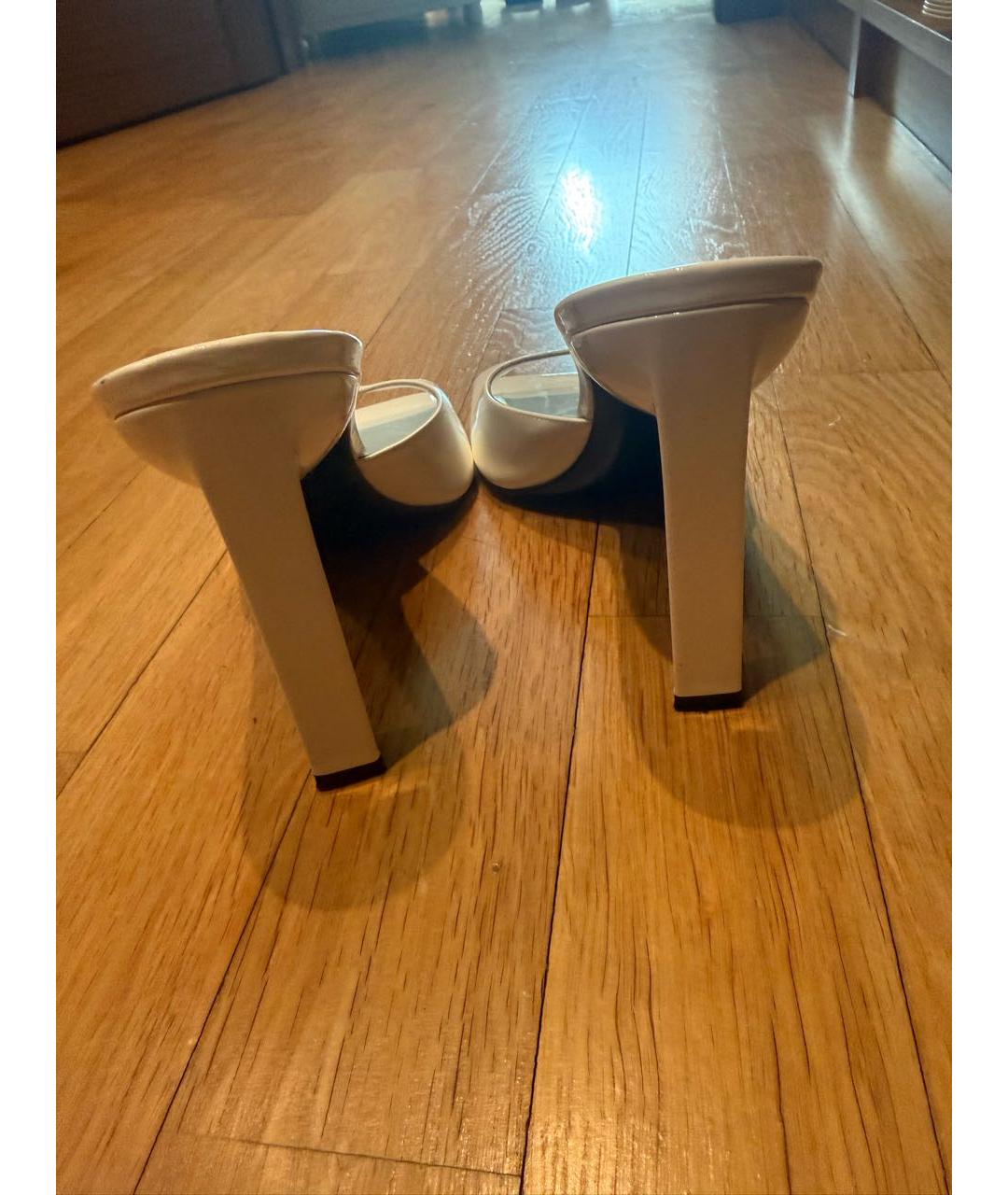 THE ATTICO Белые мюли из лакированной кожи, фото 3