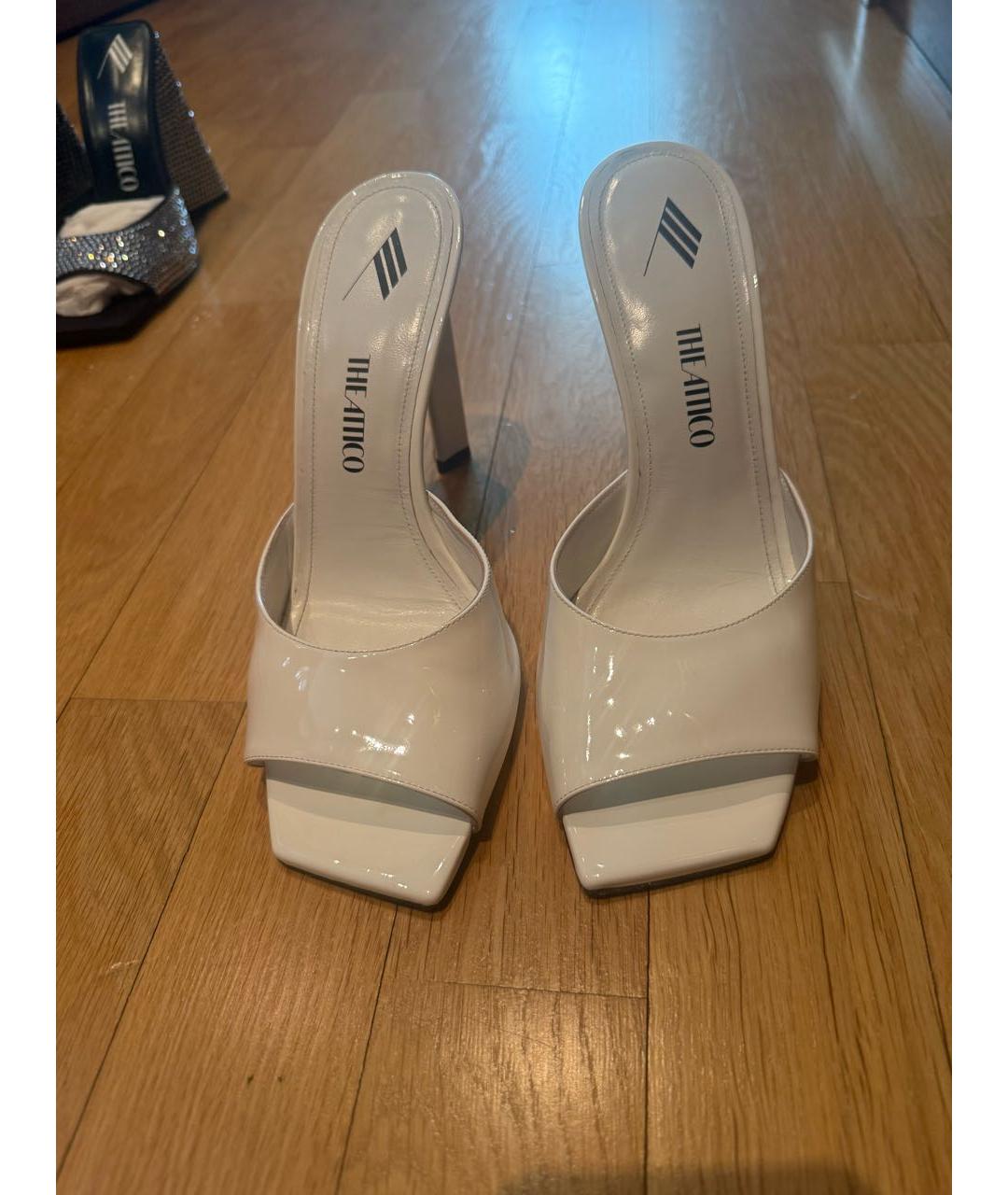 THE ATTICO Белые мюли из лакированной кожи, фото 2