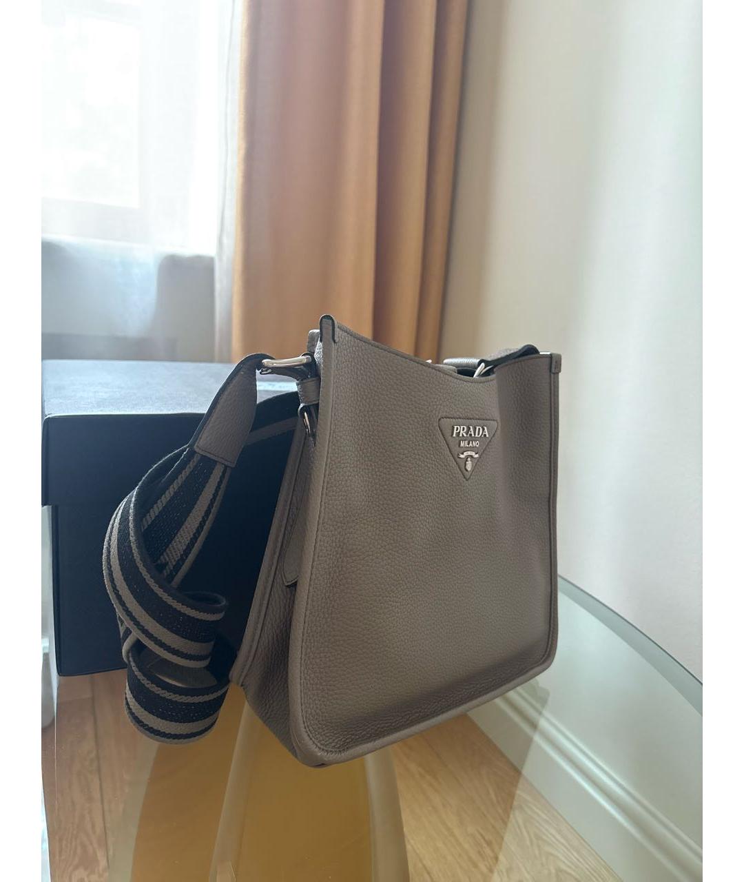PRADA Серая кожаная сумка через плечо, фото 2